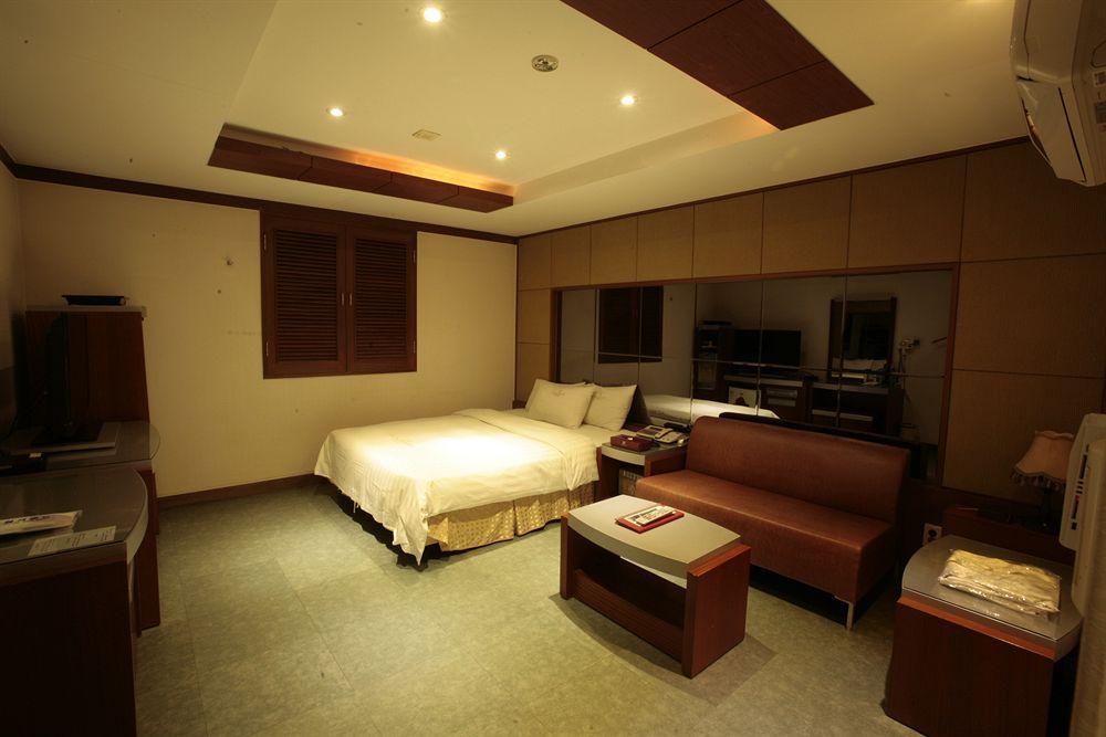 Reborn Suwon Silkroad Hotel Exterior foto